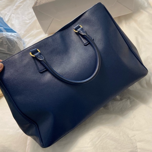 Prada bag - Picture 4 of 8